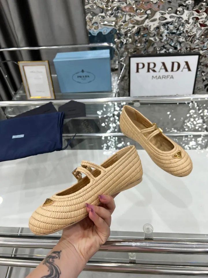 👟👟Ex-factory price 660👟👟 25ss ❤❤PRADA new summer espadrille shoes PRAD summer limited Prada espadrille shoes This time, the ballet shoe silhouette reinterprets the classic from a new seasonal perspective. Prada's summer style reflects the brand's ever-evolving aesthetic 🔥 Softly deconstructed flat silhouettes 🔥 Rooted in a new concept of formal style. 🔥Female elements are reinterpreted with a light attitude, and natural materials enhance the seasonal atmosphere. 🔥Add texture and lazy elegance. The entire pair of shoes has 3888 holes with intricate workmanship. The imported raffia is all hand-woven. The original version is made 1:1. Sizes 35-41 (no rush orders!!!)
